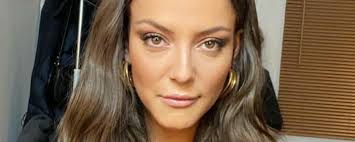In particular, she became known to the general public with her humorous and musical performances on youtube and with her participation on the french version of the voice. Camille Lellouche En Larmes Apres La Publication D Une Photo Intime Mce Tv