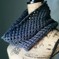 Made with super bulky yarn, it knits up very quickly! Irish Mesh Cowl Purl Avenue Cowl Knitting Pattern Knitting Accessories Knitted Cowl Scarves