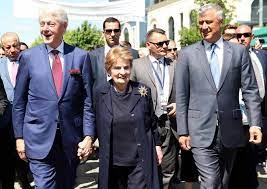 Viimeisimmät twiitit käyttäjältä madeleine albright (@madeleine). Kosovo Albanians Welcome Clinton Albright 20 Years After Nato Intervention Arab News