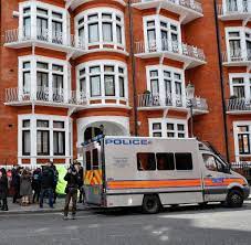 Schon seit 2012 hat der australier sich in der ecuadorianischen botschaft in london aufgehalten, um so einer festnahme zu entgehen. Julian Assange So Lebte Er Vor Seiner Verhaftung In Ecuadors Botschaft Welt