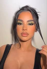 Jackie Barrow's Instagram, Twitter & Facebook