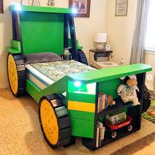 Ses planches colorées apporteront un esprit bord de mer à votre pièce. Le Lit Cabane Tracteur Oncle Gustave