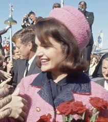 Comparison of Jackie Kennedy and Lee Radziwill's beauty and charm
