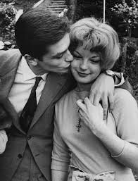 El amor de Alain Delon y Romy Schneider y las fotos del cadáver de ella que el actor lleva cerca de su corazón - Infobae