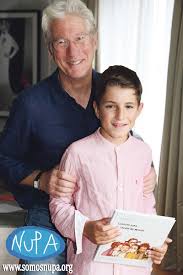 Richard gere's company usually tweets on his behalf.but sometimes not.his tweets will will be marked r.g. Ein Kalender Voller Solidaritat Wochenblatt Es