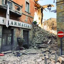 3los equipos de emergencia rescatan a un hombre que ha quedado atrapado entre los escombros causados por un terremoto en arquata del tronto (italia). File Terremoto Centro Italia 2016 Amatrice Farmacia 29033930040 Jpg Wikipedia