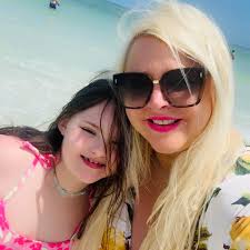 🌻 Sunflowers (family Asteraceae) are known for their phytoremediation  properties: they can help clean up soil contaminated with hazardous  substances, like heavy metals or radiation. They can absorb these  contaminants through their