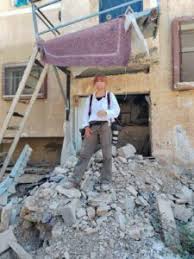 Una giornalista palestinese parla degli attacchi di Israele alla città di  Tulkarem in Cisgiordania