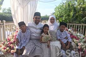 Buat anda yang senang melihat foto animasi ini sangat sesuai untuk kalian pakai sebagai gambar buat smartphone kalian, sebab dengan melihat wallpaper animasi ini pasti kamu juga dapat menimbulkan. Issey Off Market Selamat Akhiri Zaman Duda Dengan Ibu Tunggal Anak Tiga Hiburan Mstar