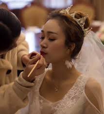 Ngậm ngùi gả con gái lấy chồng xa, sang thăm mẹ mới biết con làm dâu hào  môn, thông gia có 6 căn nhà