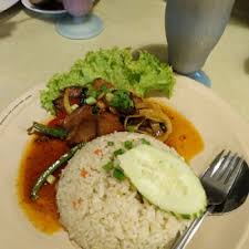 Oleh itu, anda juga boleh menyediakan nasi goreng daging ini sendiri! Nasi Goreng Daging Merah