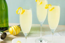 Cocktails Mit Sekt Diese Rezepte Sind Easy Und Knallen Richtig In 2020 Cocktails Mit Sekt Cocktails Einfache Cocktails Mit Alkohol