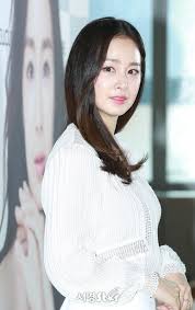 셀트리온 스킨큐어 관계자는 20일 <더팩트>와 통화에서 (그날 행사에) 김태희 씨가 참석하는 게 맞다며 셀트리온에서 직접 개발한 스킨큐어 기술과 브랜드 히스토리 등을 발표한 뒤, 김태희 씨가 (행사 참석자들에게) 연예계 대표 피부 미인인 김태희는 2015년 12월 셀트리온 스킨큐어 모델로 발탁됐다. ê¹€íƒœí¬ ì˜¤ëŠ˜ë„ ë¯¸ëª¨ ë¦¬ì¦ˆ ê°±ì‹ 