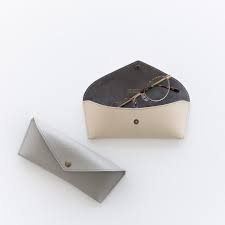 本日発売 かばんにスッキリおさまるメガネケースが新登場です メガネはたくさん悩んで選んだはずなのに そのケースはメガネ屋さんでもらったものを なんとなく使い続けていることも多いもの 今回企画を担 ケース メガネケース