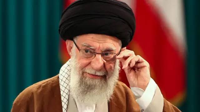 آیت اللہ خامنہ ای کی ایرانی اقتدار پر طویل آہنی گرفت ختم: 'ان طاقت سخت گیر علما اور پاسدارانِ انقلاب تھے' - BBC News اردو