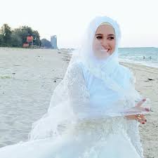 Memetik laporan bh online, emma berkata meskipun hubungannya bersama zizan telah putus namun beliau masih lagi. Soal Jodoh Biar Allah Yang Tentukan Emma Maembong
