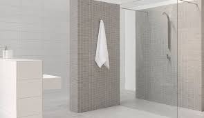 badkamer met een mozaiek tegelwand en met grijze en witte tinten vloertegels badkamer tegels
