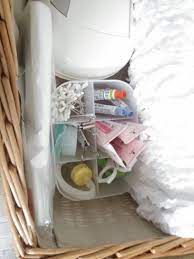 １歳の二女はまだオムツ使用中です カゴに入れて部屋の適当なところへ置いています カゴの中 おしり拭きや 使用済みオムツを入れるビニール袋 普段のオムツ替えや入浴後など オムツをはかせるときに一緒にスキンケアもできるよう 保湿剤や塗り薬
