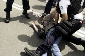 Fr tu le fais dans le dos de quelqu'un dans un coin, coup de pied à son instinct de survie. Fin De La Cle D Etranglement Quelles Sont Les Autres Techniques D Interpellation De La Police