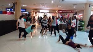 Wenn sie eine veranstaltung in bandung planen, ist dieses hotel eine gute wahl, denn zu den 16786 quadratfuß (1559 quadratmeter) großen veranstaltungsräumlichkeiten zählen einrichtungen wie: Bridge Dance Academy Dance Off At Btc Fashion Mall Bandung Youtube