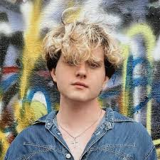 Ash Nelson's Instagram, Twitter & Facebook