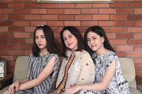 Tahun 2020, angga kembali bertemu dengan adhisty zara dalam film drama remaja berjudul mariposa yang disutradarai fajar bustomi. Selisih Hanya 11 Bulan Ini Potret Kompak Zara Jkt48 Dengan Kakaknya Yang Juga Member Jkt48 Kyla Kompak Semua Halaman Cewekbanget