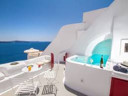 Hector Cave House Habitations Troglodytes A Louer A Santorin En 2020 Maison De Plage Contemporaine Santorin Belle Maison
