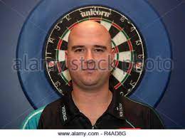 Pour établir le classement, la répartition des points est identique à celui des pilotes. Weltmeister Rob Cross Bei Einem Fotoshooting Fur Die 2018 2019 William Hill World Darts Championship Ausserhalb Der Turm Guoman Hotel London Stockfotografie Alamy