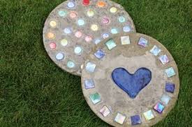 How To Make Garden Stepping Stones With Quikrete Hunker Garden Crafts Diy Homemade Stepping Stones Stepping Stones Diy