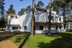 Der münchner galerist raimund thomas hat die az durch sein domizil in grünwald geführt. Bauhaus Sites In Germany Velvet Escape