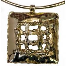 Check out our creation artisanale selection for the very best in unique or custom, handmade pieces from our shops. La Fenetre De Prison Collier Dore De Creation Artisanale Francaise