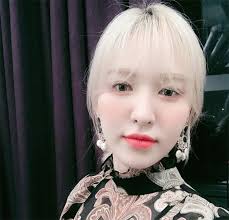 Cantora de K-pop é hospitalizada após sofrer acidente no palco