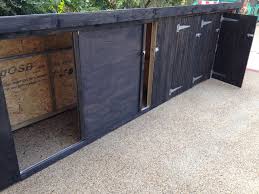 Black Stained Classic With 3 Wheely Bin Stores Added To The Right Opberg Tuin Tuinschuur Fietsenstalling