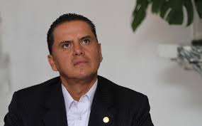 Roberto sandoval castañeda nació en tepic, nayarit, último de seis hermanos e hijo del matrimonio de alicia castañeda de sandoval y pablo sandoval. Detienen A Roberto Sandoval Ex Gobernador De Nayarit Y A Su Hija En Nuevo Leon Versiones