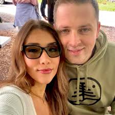 Never seen a set up like this before. It has two inlet valves but only one  has water connected to it and a separate hose going to the bleach  dispenser. Old Kenmore