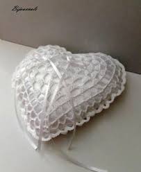 Cuscino portafedi realizzato interamente a mano alluncinetto, con 100% filo di scozia extra di fine qualità. Cuscino Portafedi A Forma Di Cuore Ad Uncinetto Feste Matrimon Su Misshobby