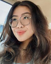 zouk mirror will forever be my favorite mirror to selfie, also i miss  tiffany and loreno 😭🥲 and want to dye my hair brunette 😭