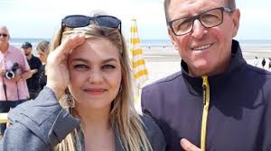 Nach einer mehr als zweijährigen pause kehrt die gefeierte songwriterin, musikerin und mit dieser single beginnt louane eine neue etappe in ihrer erfolgreichen karriere. La Chanteuse Louane Apercue Mercredi Dans Les Rues Et Sur La Plage Du Touquet