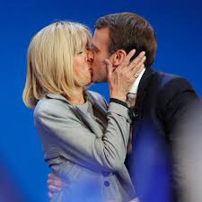 Brigitte macron, french president emmanuel macron, us president donald trump and first lady melania trump pose atop the eiffel tower in paris on july 13, 2107. Emmanuel Macron Der Meisterschuler Und Seine Frau Brigitte Faszinieren Frankreich Stern De