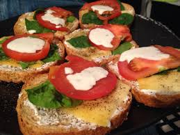 Deliciosas Mini Pizzas Pan Integral Tostado Combinado Con Hojas De Alcegas Espinacas Queso Tomate Sal Pimienta Oregano Y Un Espinacas Tomate Pizzas