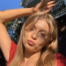 Elizabeth Hession's Instagram, Twitter & Facebook