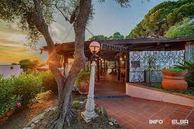 L' hotel casa rosa si trova a 250 metri dalla splendida spiaggi adi la biodola, una delle più suggestive dell'isola d' elba. Hotel Casa Rosa Auf Der Insel Elba In Portoferraio Loc Biodola Hotels Elba