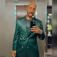 Descubre nuestras camisas diseñadas con cuello mao para hombre, fabricadas en diferentes tejidos para adaptarse a todas tus. Maluma Se Hizo Tatuaje En Honor A Medellin