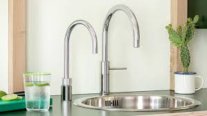 Falls der wasserhahn immer noch einen niedrigen wasserdruck hat, kannst du die spindelmutter des schafts aufschrauben und den schaft falls die anpassung des druckminderungsventils keinen unterschied macht, kannst du die wasserzufuhr unterbrechen und das ventil auseinanderbauen. Quooker Der Innovative Wasserhahn Im Test Kuchen Staude