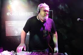Urzeala tronurilor e un fenomen global datorita fanteziei pe care o propune. Dj Hodor Actorul Kristian Nairn A Scos Primul Single Tvmania Ro