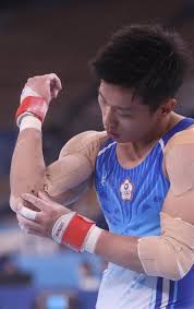 （韻律體操個人全能資格賽日期：8 月 6 日） 美國第一個參加奧運的苗裔選手. Kqcjuw Duno Am