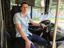 Kierowca autobusu śmiertelnie potrącił nastolatkę w centrum katowic, po czym odjechał z miejsca zdarzenia. Kierowca Autobusu Pomogl Krwawiacemu Mezczyznie Serwis Kultura