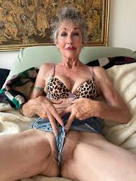 Juicy granny cameltoe twat show off now