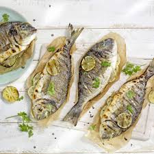 Dorade Au Gril Cet Exquis Poisson Saisi Sur Le Gril Donne Au Quotidien Des Allures De Vacances Il Est Far Cuisine Poisson Recette Poisson Poisson Au Barbecue