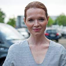She is an actress and director, known for perfume: Karoline Herfurth Als Schauspielerin Regisseurin Und Drehbuchautorin Stars